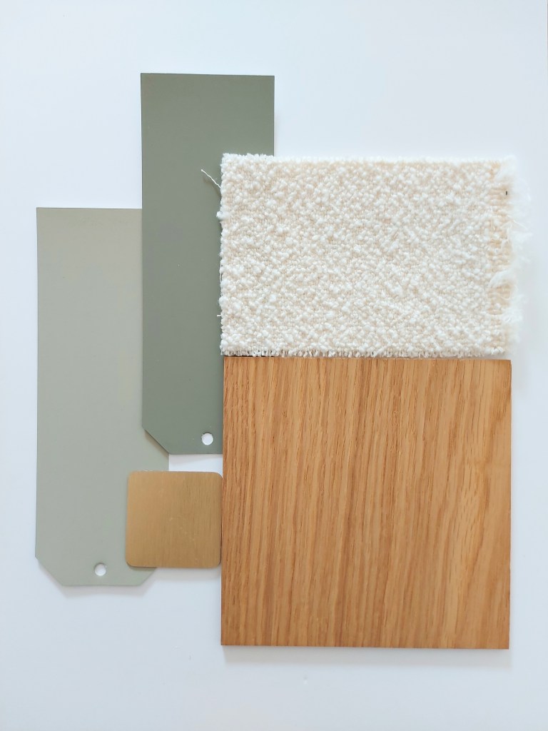 Échantillons de matériaux incluant du bois, des swatches de tissu crème et des échantillons de peinture verte.